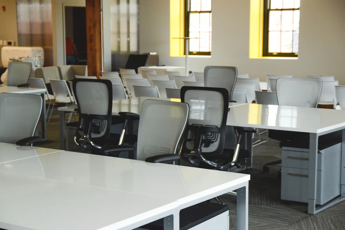 Plateau de bureaux en open space avec postes de travail et sièges à évacuer